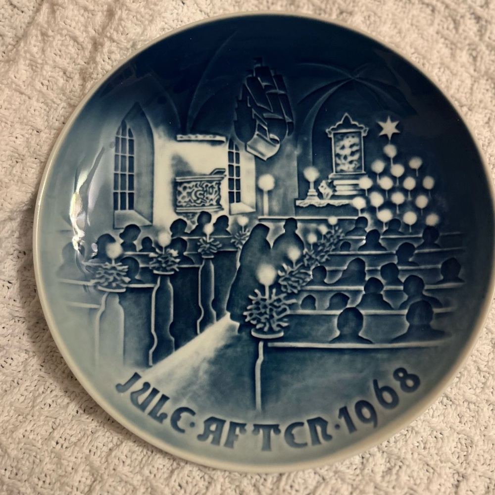 Bing & Grøndahl "Christmas in Church" annual porcelain plate from 1968.
